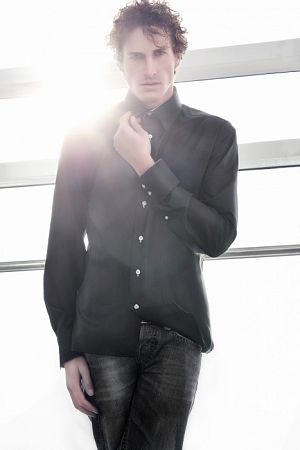 Košile Black I
Do plesu, do práce. V černé, v modré, v bílé.