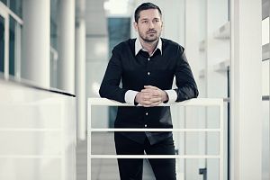 Košile Olaf I
Klasické zpracování moderní košile a neobvyklá kombinace materiálů.