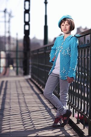 Svetr se zapínáním na čtyři knoflíky